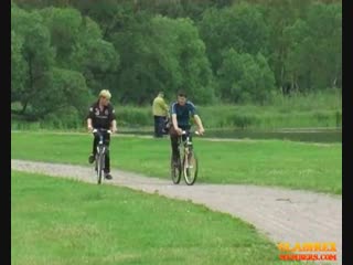 radtour - pause im park. two cyclists